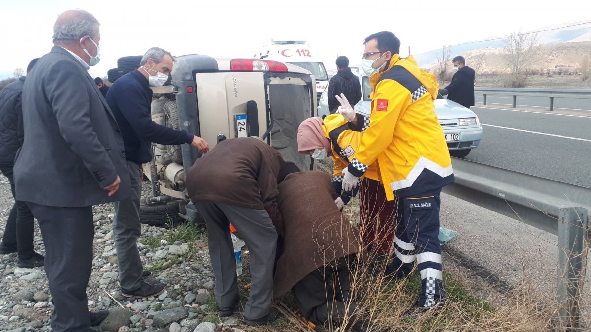 Erzincan'da trafik kazası: 2 yaralı