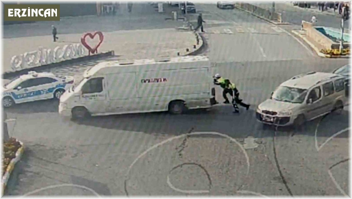 Erzincan'da trafik polisleri arızalanan aracı yolda bırakmadı