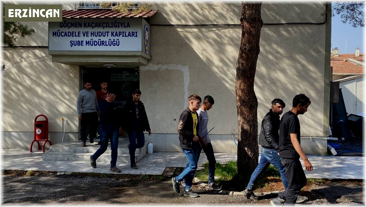 Erzincan'da tur otobüsünde 8 kaçak göçmen ile 4 organizatör şüphelisi yakalandı