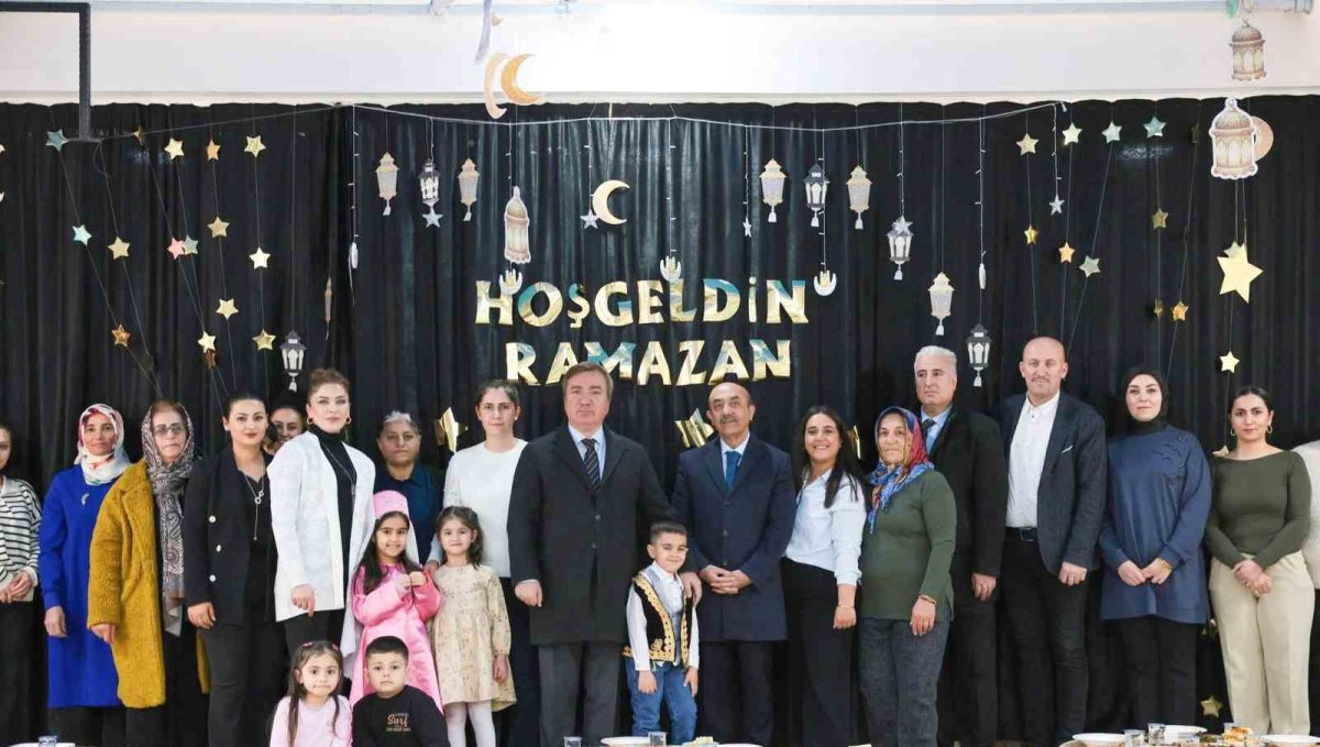 Erzincan'da üç kuşak aynı sofrada buluştu