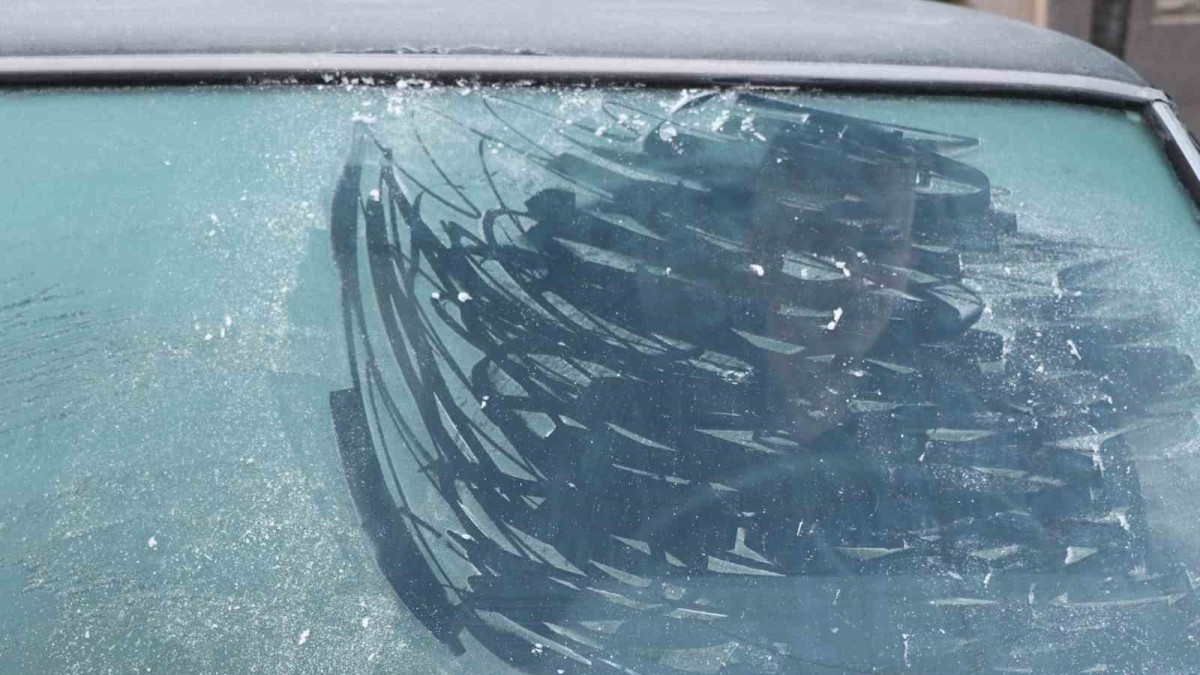 Erzincan'da uzmanından tavsiye: Buzlanan camı zarar vermeden nasıl çözeriz!