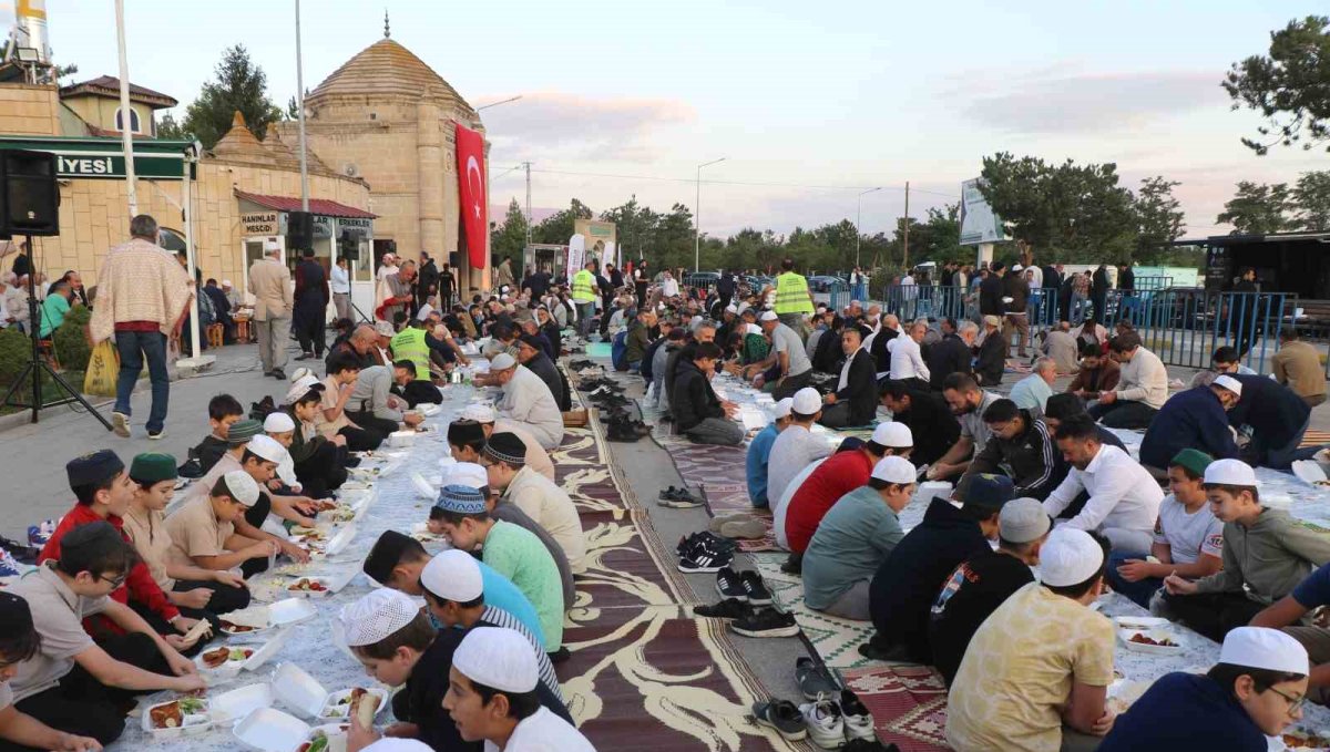 Erzincan'da Vakıflardan Terzibaba Sofrasında Ramazan iftarı