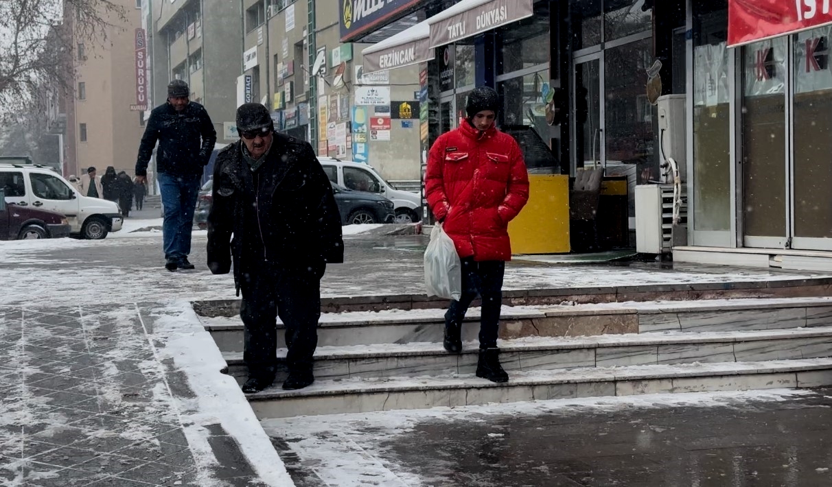 Erzincan'da vatandaşın buz ile imtihanı gülümsetti