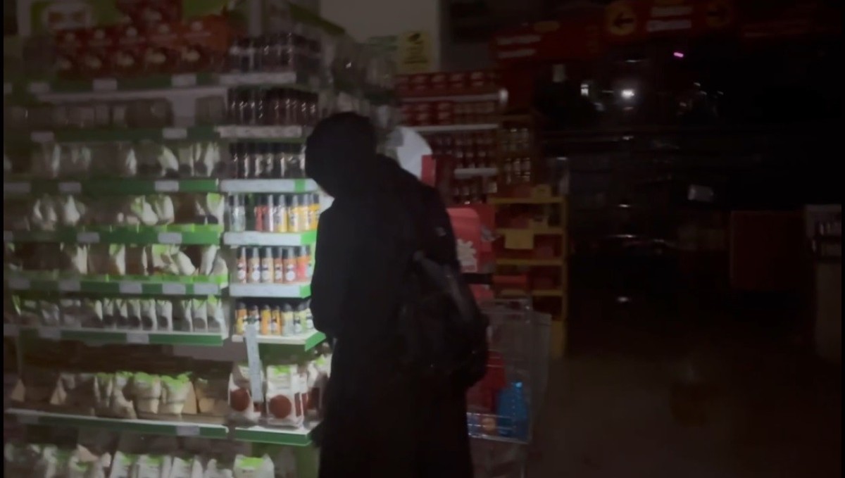 Erzincan'da vatandaşlar marketlerde cep telefonu ışığıyla alışveriş yaptı