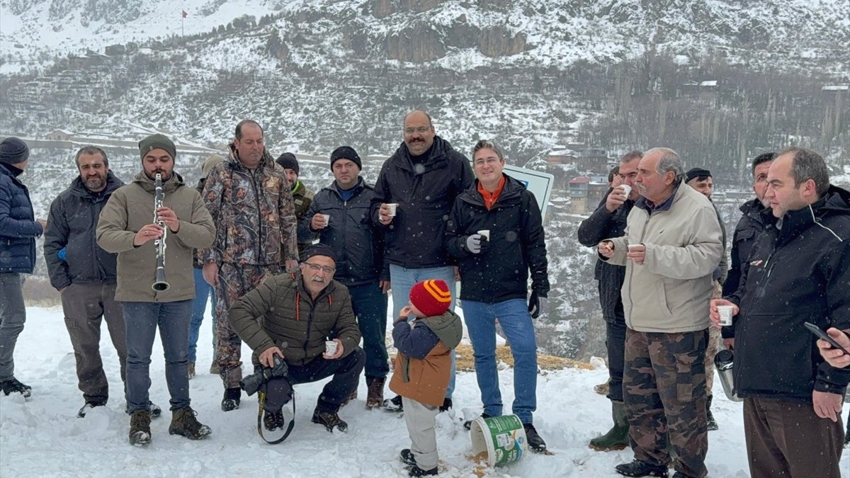 Erzincan'da yabani hayvanlar için karla kaplı arazilere yem bırakıldı