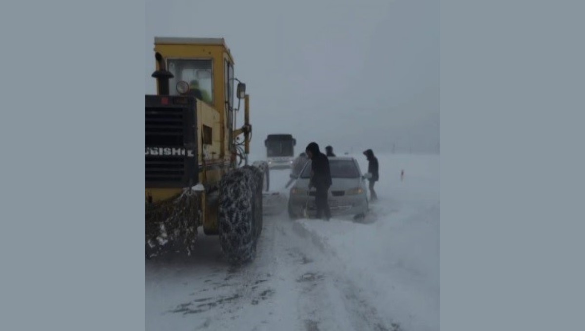 Erzincan'da yağışa hazırlıksız yakalanan sürücüler yolda kaldı, ekipler kurtardı