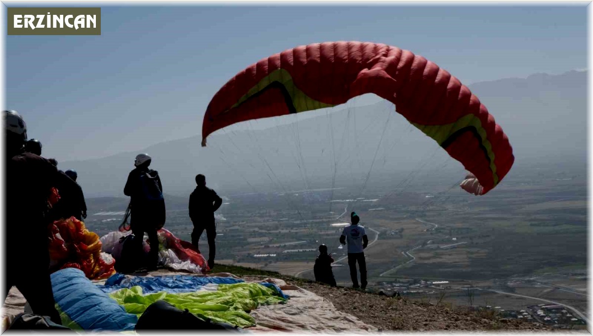Erzincan'da yamaç paraşütü heyecanı sürüyor