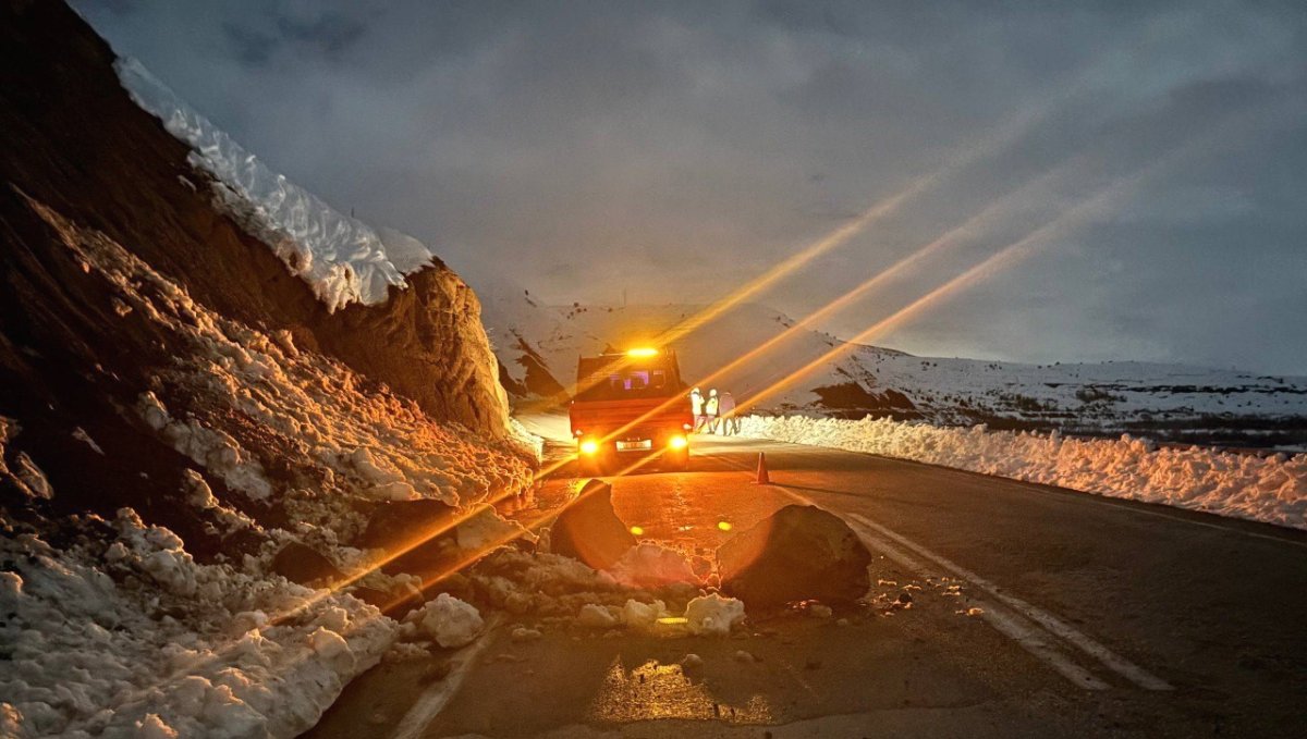 Erzincan'da yamaçtan kopan kayalar yola düştü