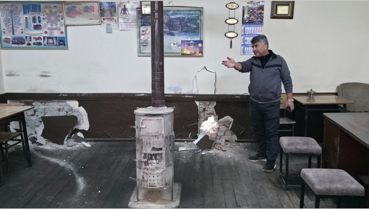 Erzincan'da yıkım faciasından dönüldü: Müşteriler çaylarını bırakıp canlarını kurtardı