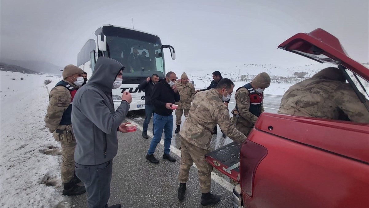 Erzincan'da yoğun kar nedeniyle yolda kalanlara güvenlik güçlerinden çorba ikramı
