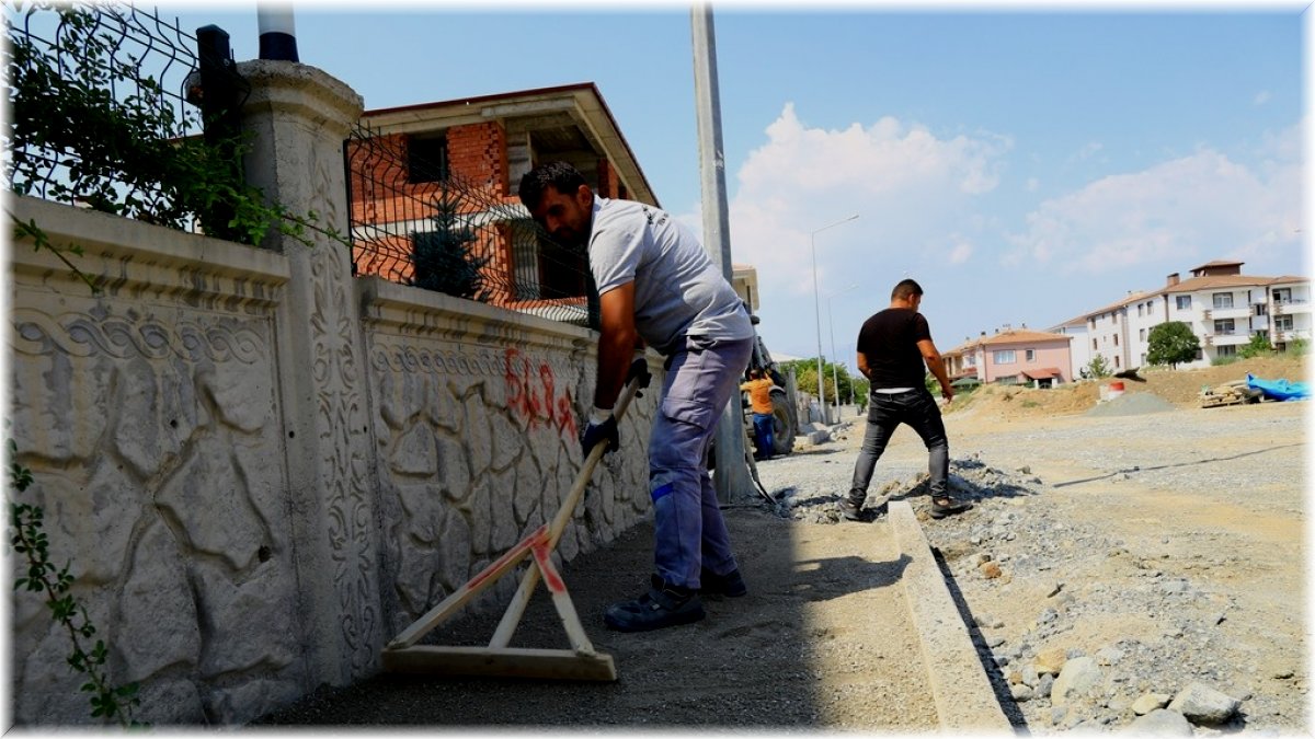 Erzincan'da yol ve kaldırım çalışmaları devam ediyor