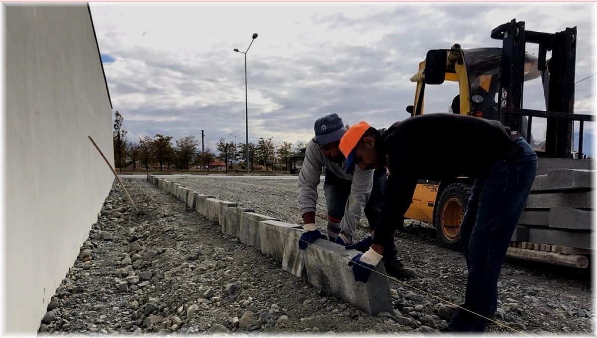 Erzincan'da yol yapım çalışmaları devam ediyor