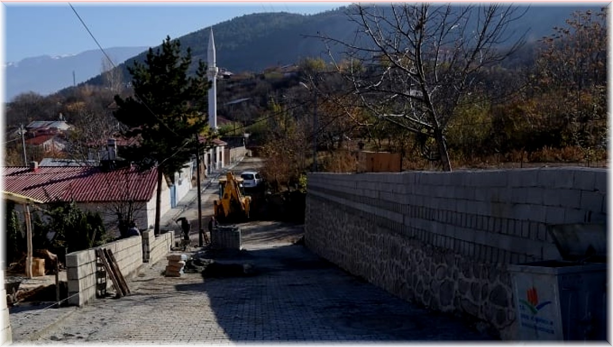 Erzincan'da yol yapım, kaldırım yenileme ve parke çalışmaları devam ediyor