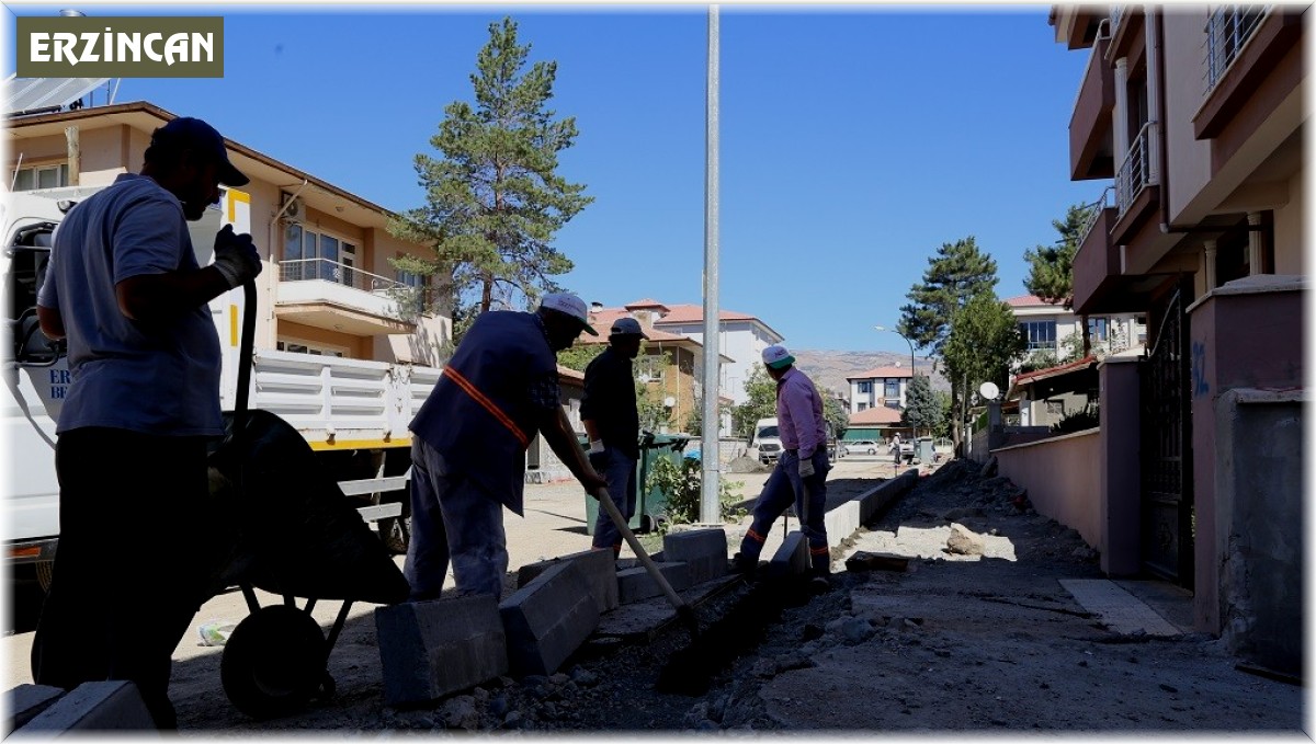 Erzincan'da yol yapım ve onarım çalışmaları devam ediyor