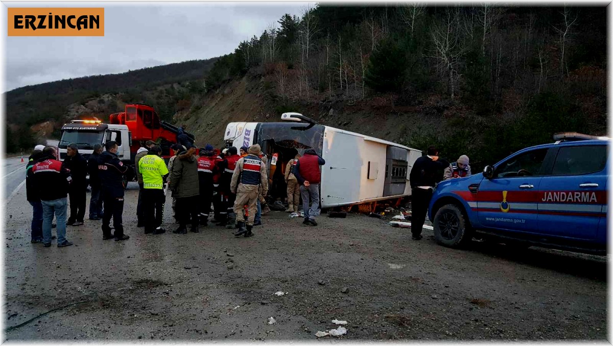 Erzincan'da yolcu otobüsü devrildi: 24 yaralı