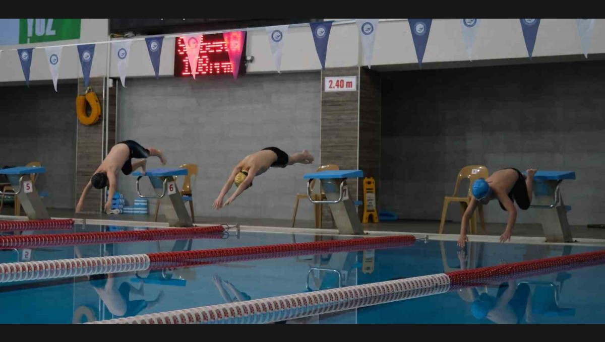 Erzincan'da yüzme il birinciliği heyecanı yaşandı