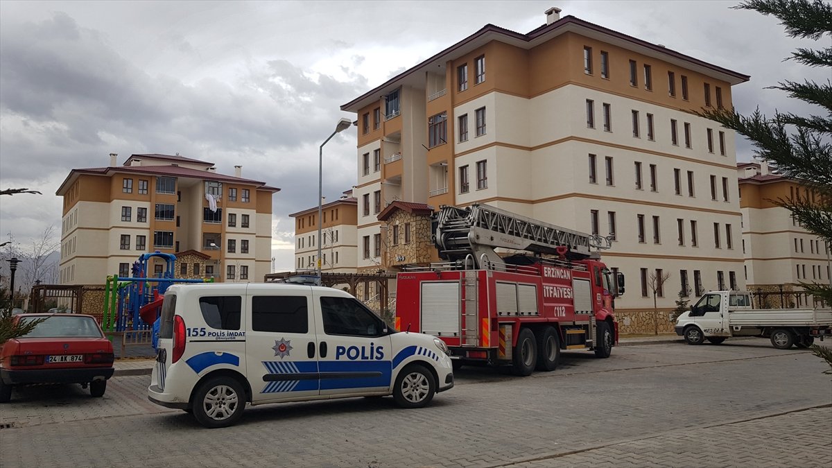 Erzincan'da ziynet eşyalarını baca boşluğuna düşüren kadının yardımına itfaiye yetişti