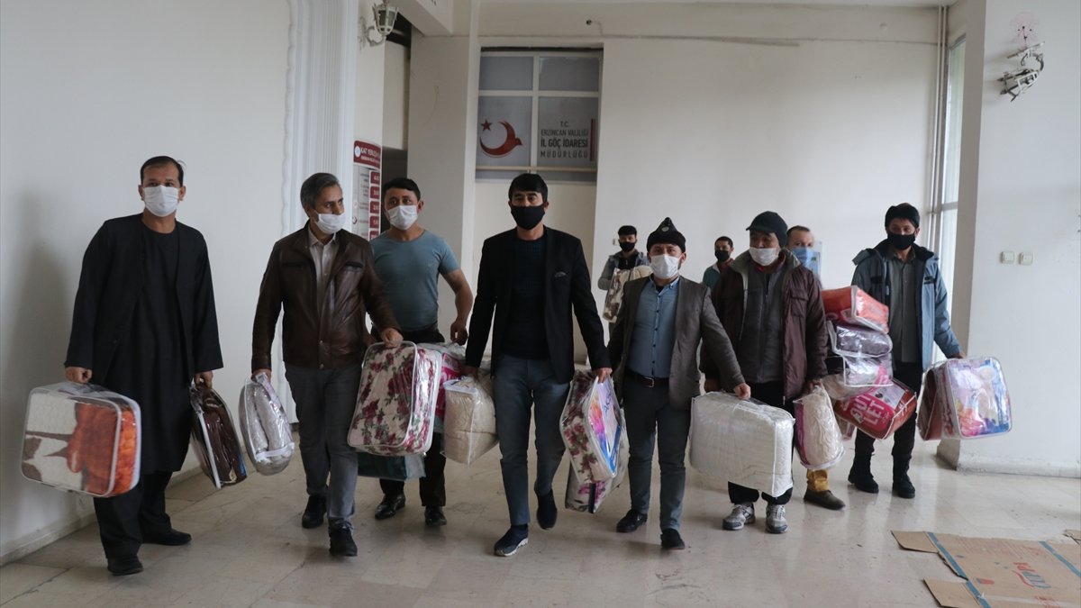 Erzincan'daki göçmelerden İzmirli depremzedelere yardım