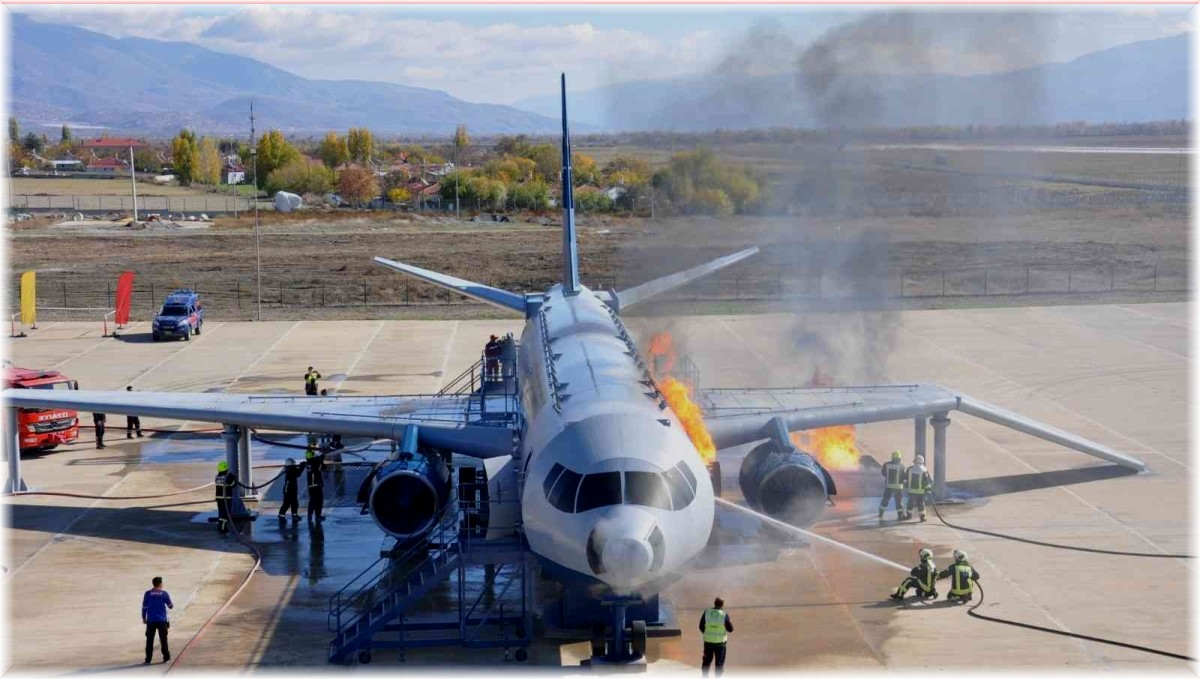 Erzincan'daki havalimanında uçak kazası tatbikatı gerçekleştirildi