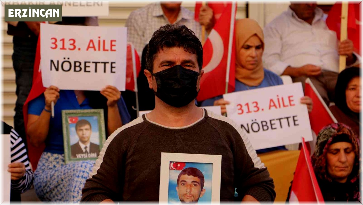 Erzincan'dan 23 yıl önce kandırılarak dağa götürülen kardeşi için Diyarbakır'a gitti