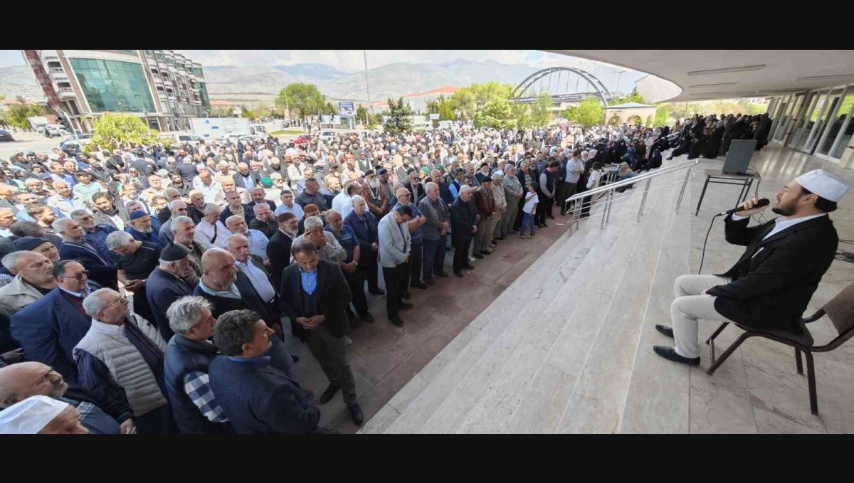 Erzincan'dan hacı adayları Medine'ye uğurlandı