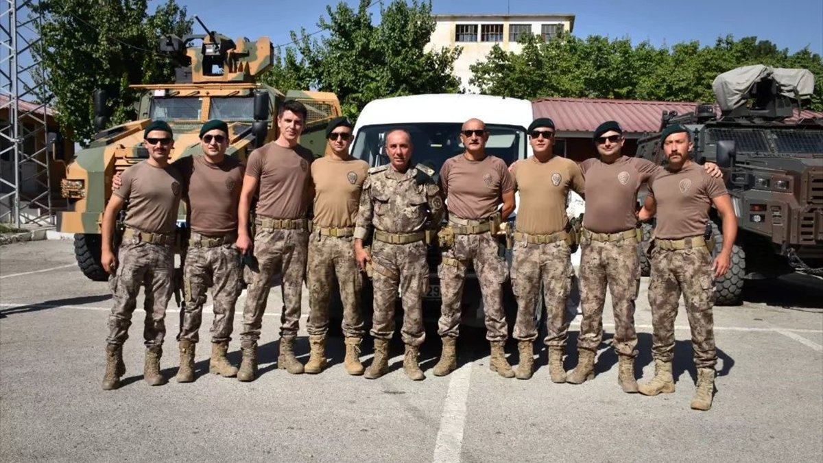 Erzincan'dan polis özel harekat timleri dualarla Suriye'ye uğurlandı