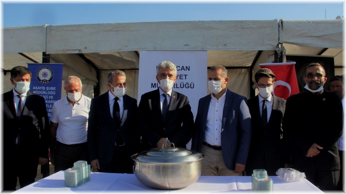 Erzincan emniyeti 2 bin kişilik aşure dağıttı