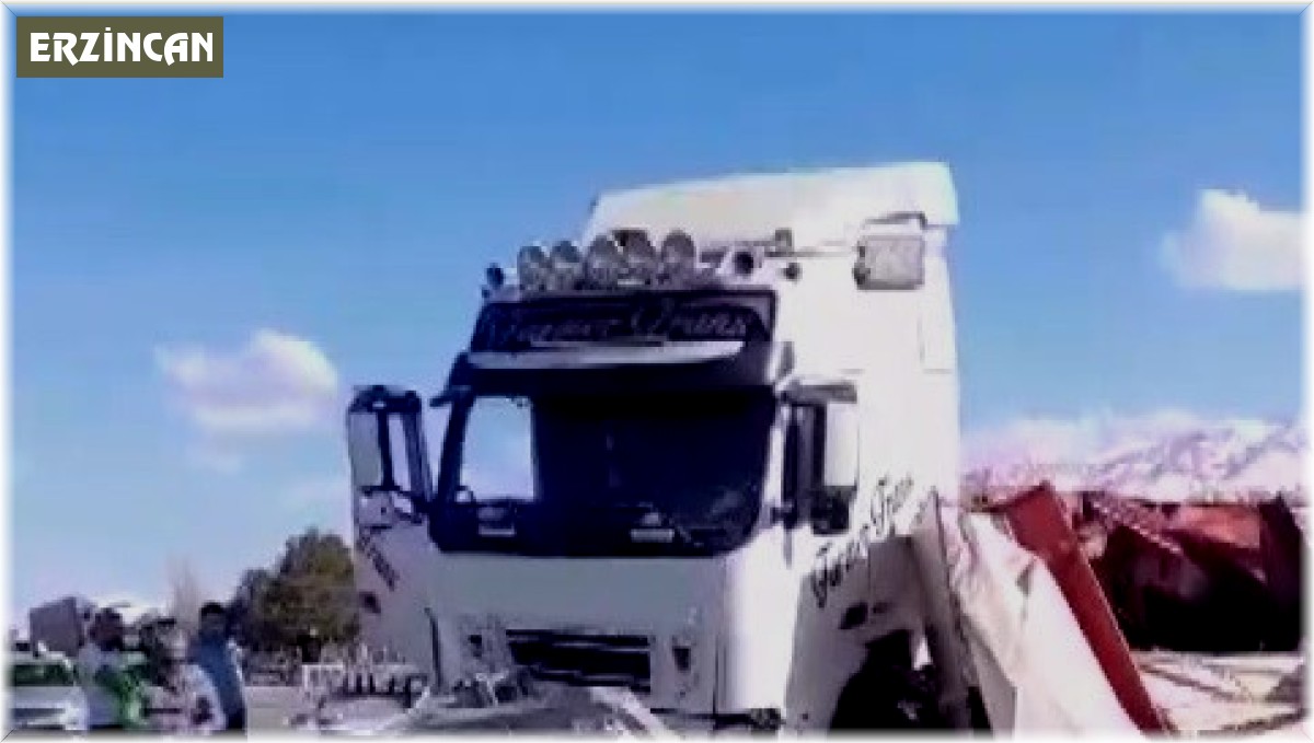 Erzincan - Erzurum karayolunda TIR devrildi, yol uzun süre ulaşıma kapandı