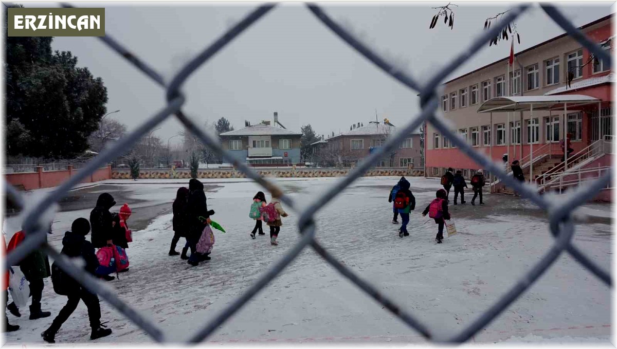 Erzincan güne kar yağışıyla uyandı