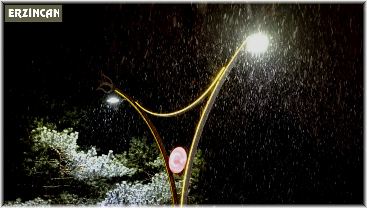 Erzincan güne karla uyandı