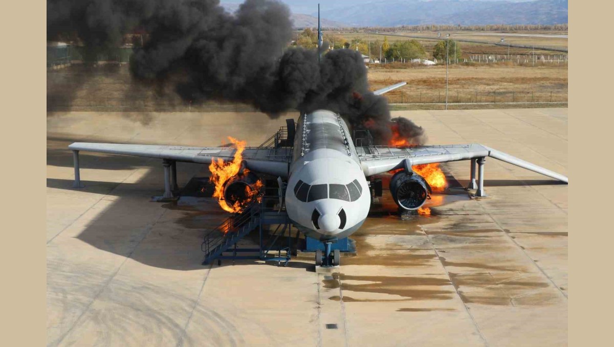 Erzincan Havalimanı'nda gerçekçi uçak yangın tatbikatı yapıldı