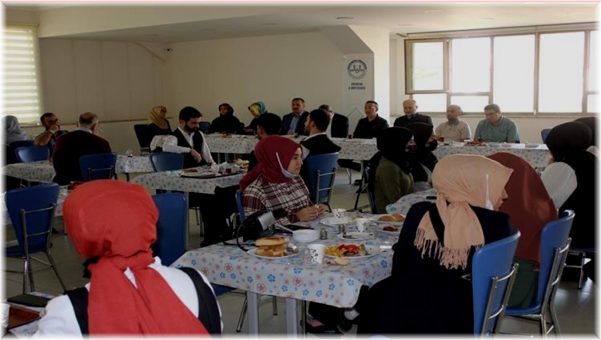 Erzincan İl Müftüsü Çakır, İlahiyat Fakültesini kazanan öğrencilerle bir araya geldi