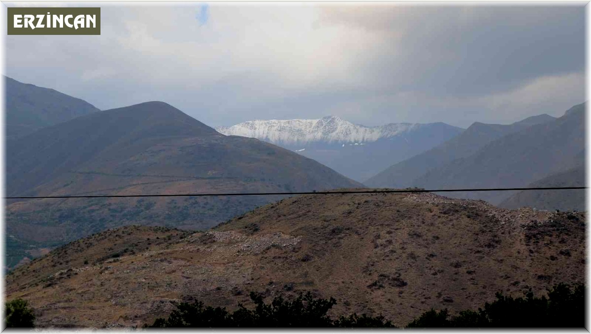 Erzincan'ın en yüksek noktası Esence'ye mevsimin ilk karı düştü