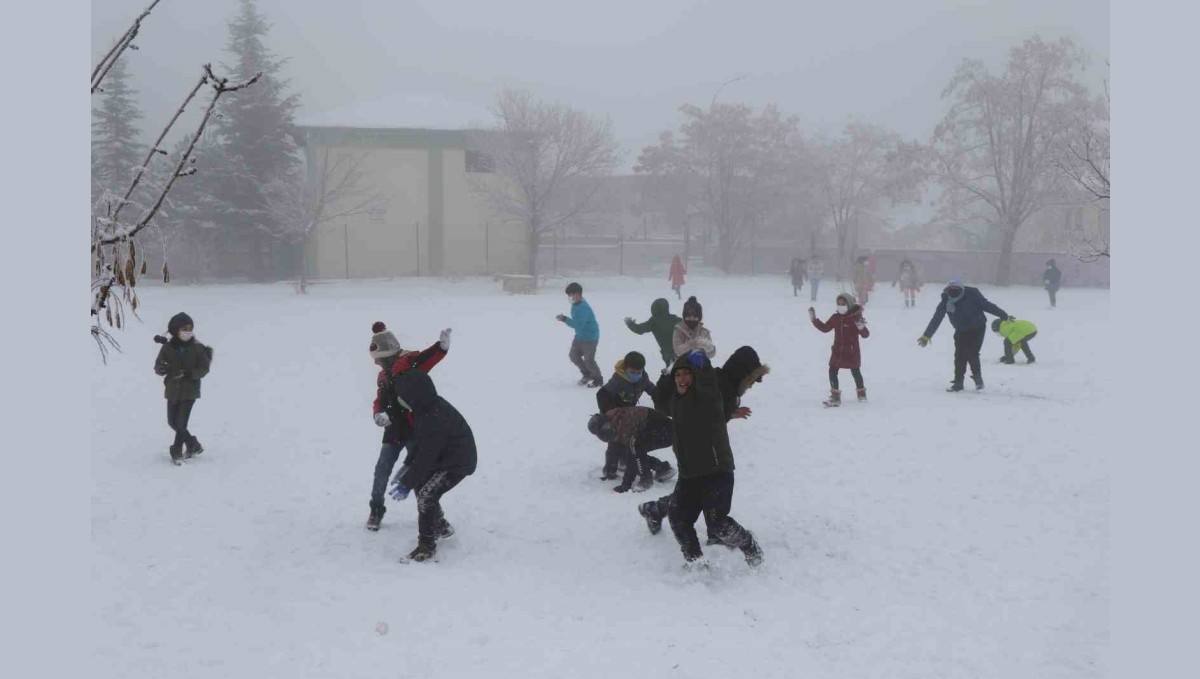 Erzincan'ın Refahiye ilçesinde eğitime kar tatili