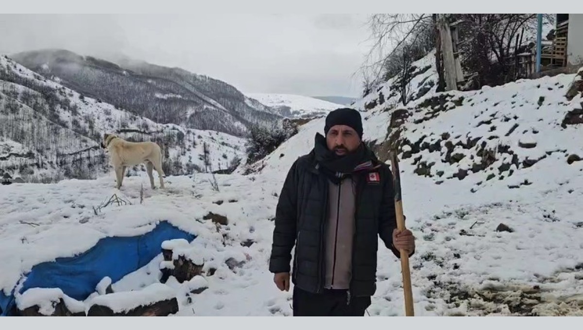 Erzincan'ın Refahiye ilçesinde kar yağışı etkili oldu