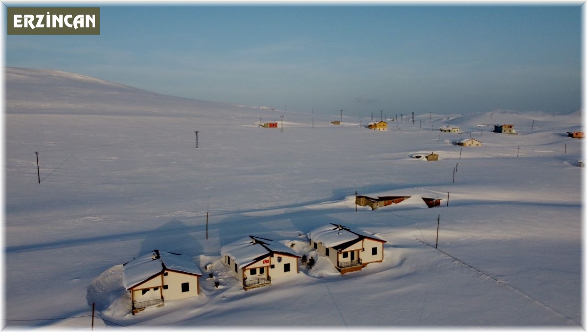 Erzincan'ın yüksek kesimleri ile Bayburt merkezde kar yağışı görüldü
