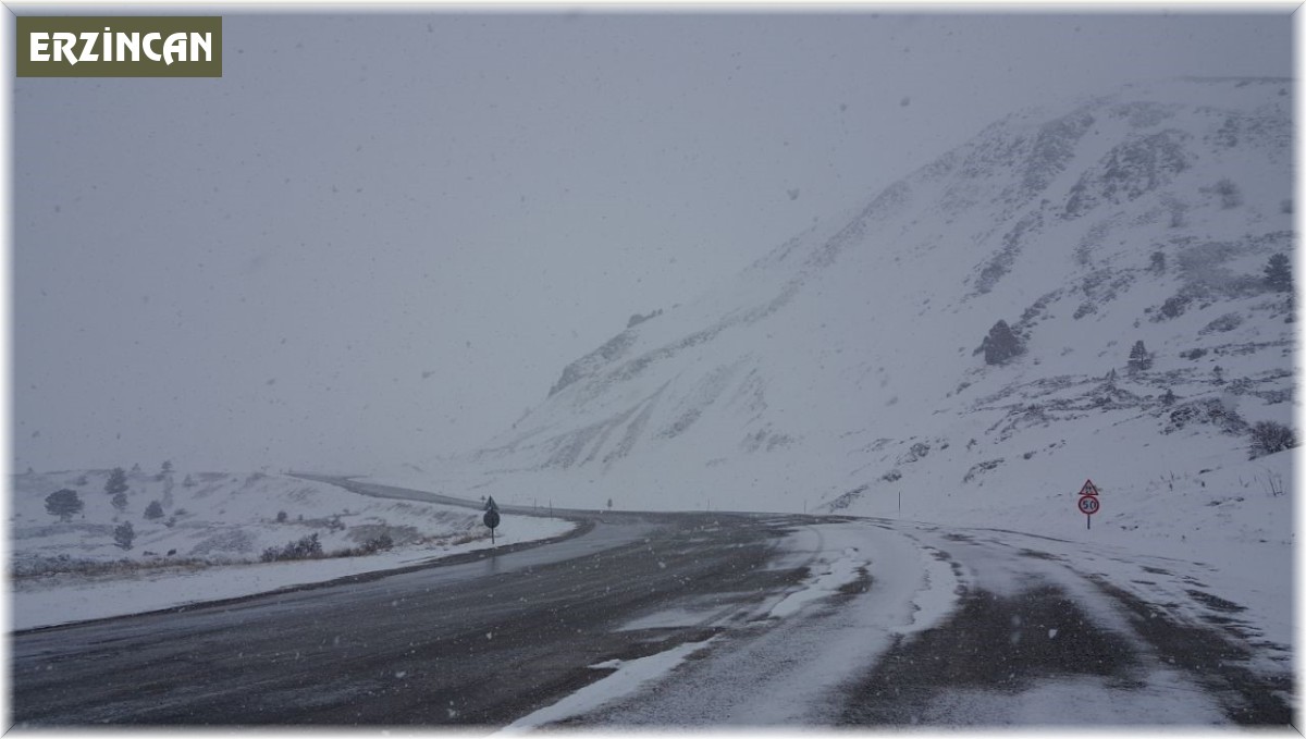 Erzincan'ın yüksek kesimlerinde kar, kent merkezinde bahar
