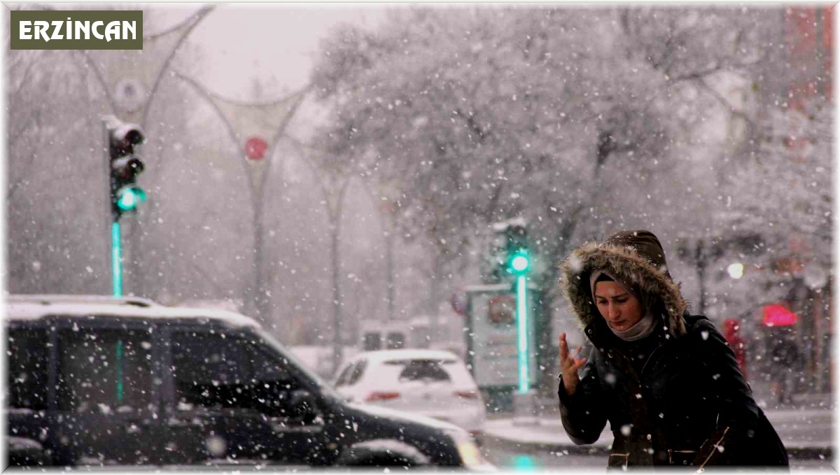 Erzincan'ın yüksek kesimlerinde kar merkezde yağmur yağışı