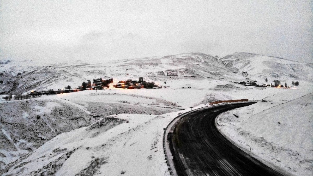 Erzincan'ın yüksek kesimlerinde kar yağışı etkili oluyor
