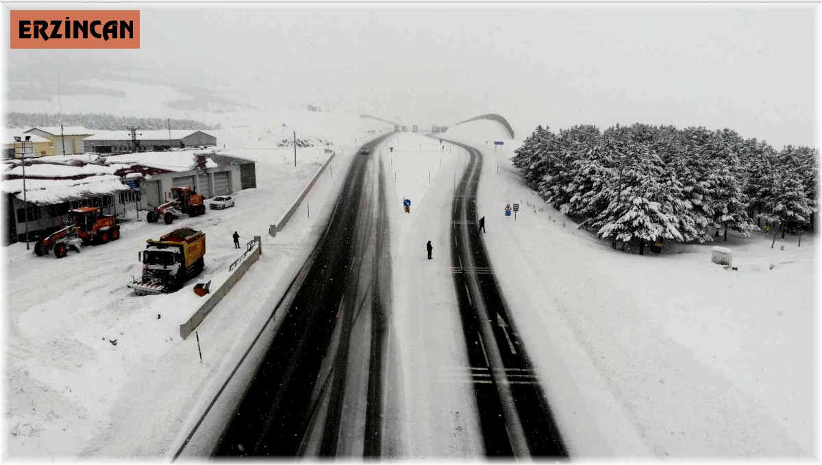 Erzincan'ın yüksek rakımlı geçit noktalarında kar, tipi etkili oldu