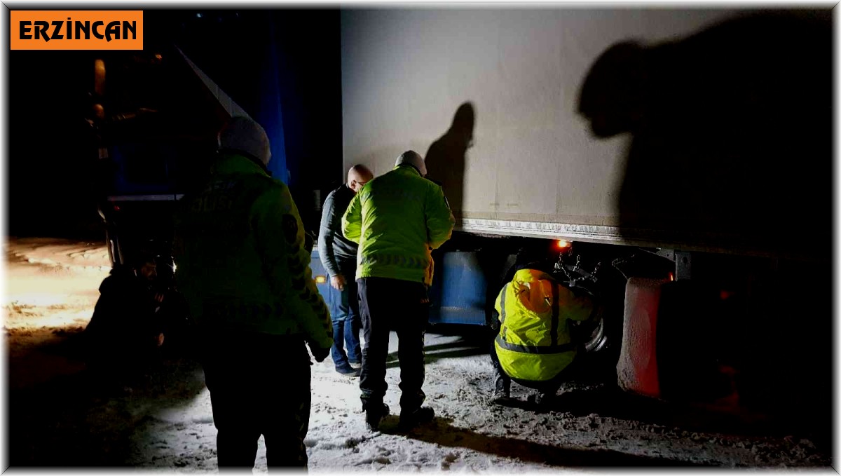 Erzincan'ın yüksek rakımlı geçit noktalarında kar, tipi etkili oldu