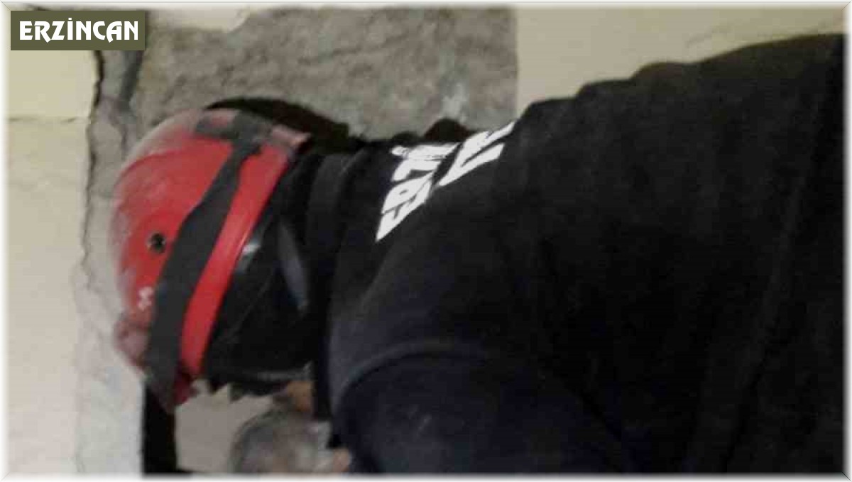 Erzincan itfaiyesi enkaz altından yaşlı kadını kurtardı