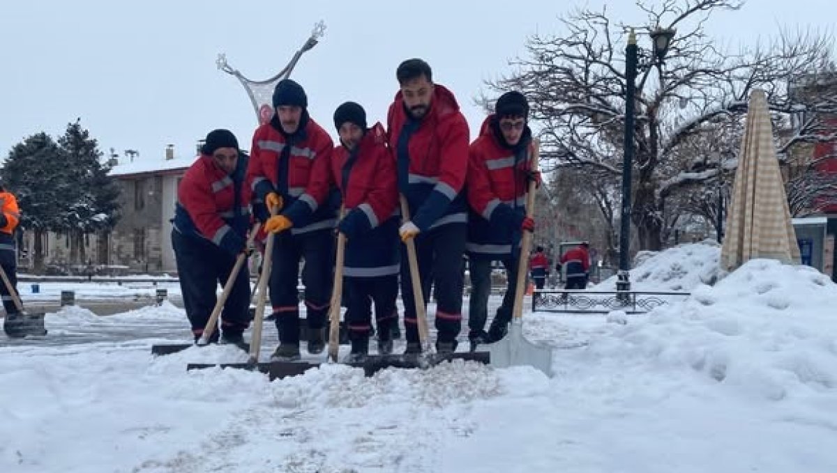 Erzincan kent merkezinde karla mücadele çalışmaları sürüyor