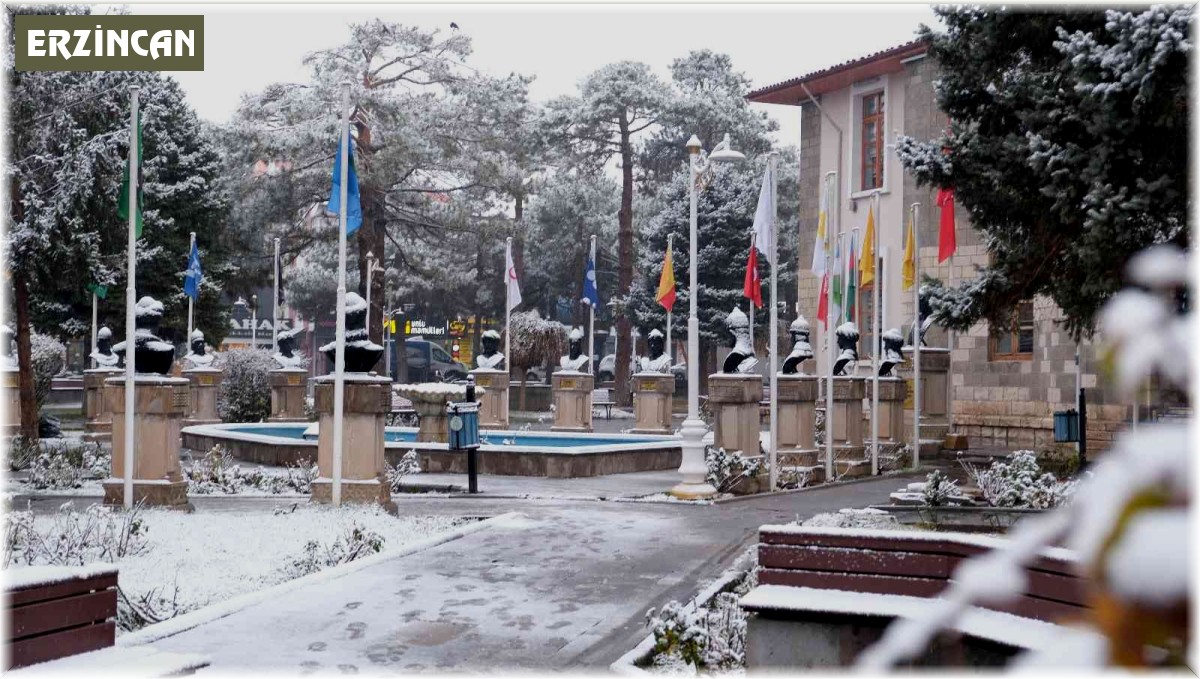 Erzincan kent merkezine mevsimin ilk karı düştü