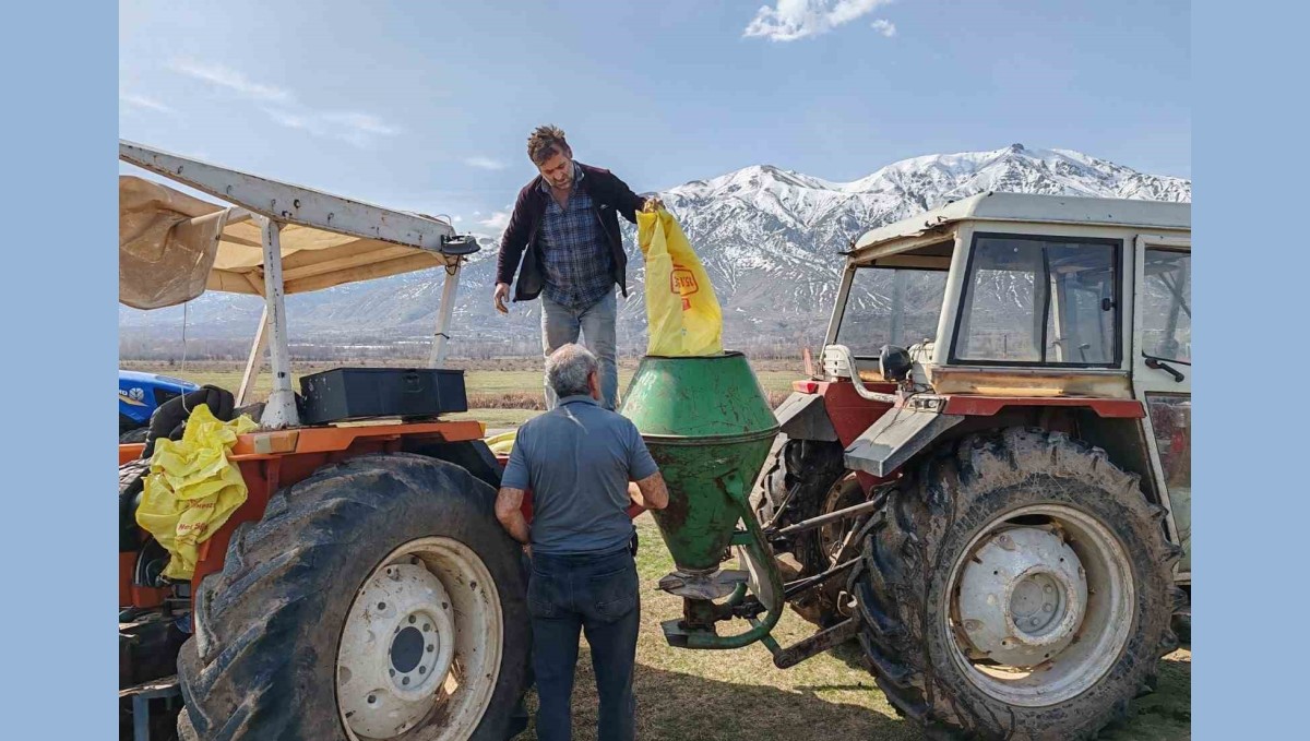 Erzincan meralarında gübreleme çalışmaları başladı