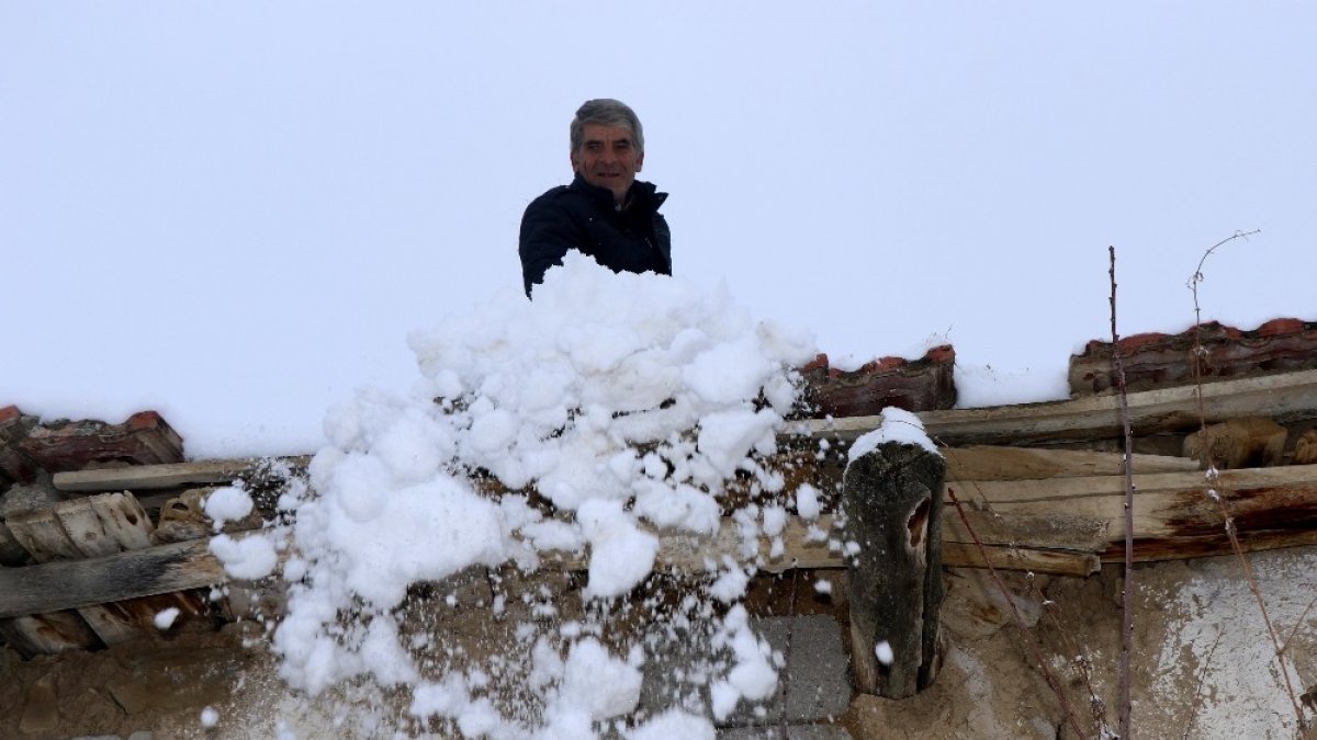Erzincan merkezde yağmur, yüksek kesimlerde kar etkili oldu