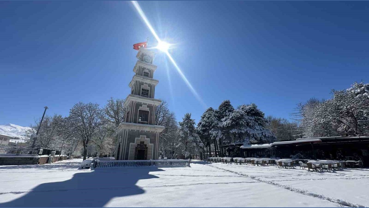 Erzincan nisan ayında güne karla uyandı