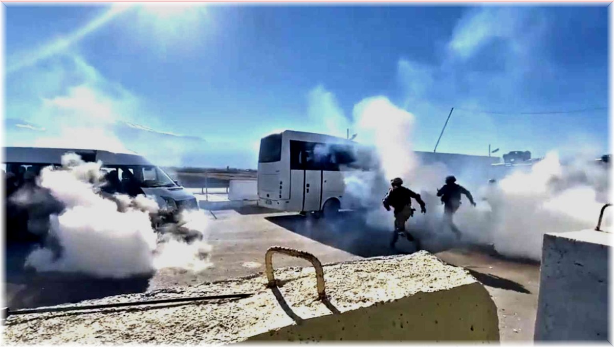 Erzincan özel harekât polisinden nefes kesen tatbikat