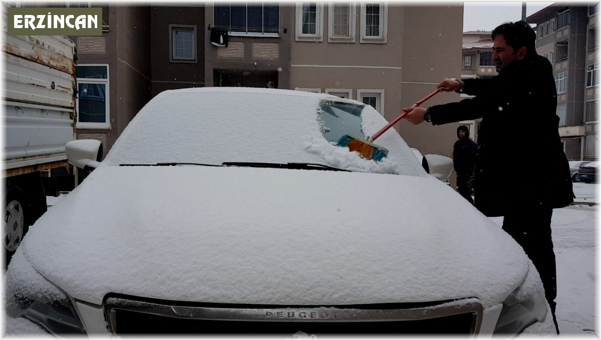 Erzincan pazar gününe karla uyandı