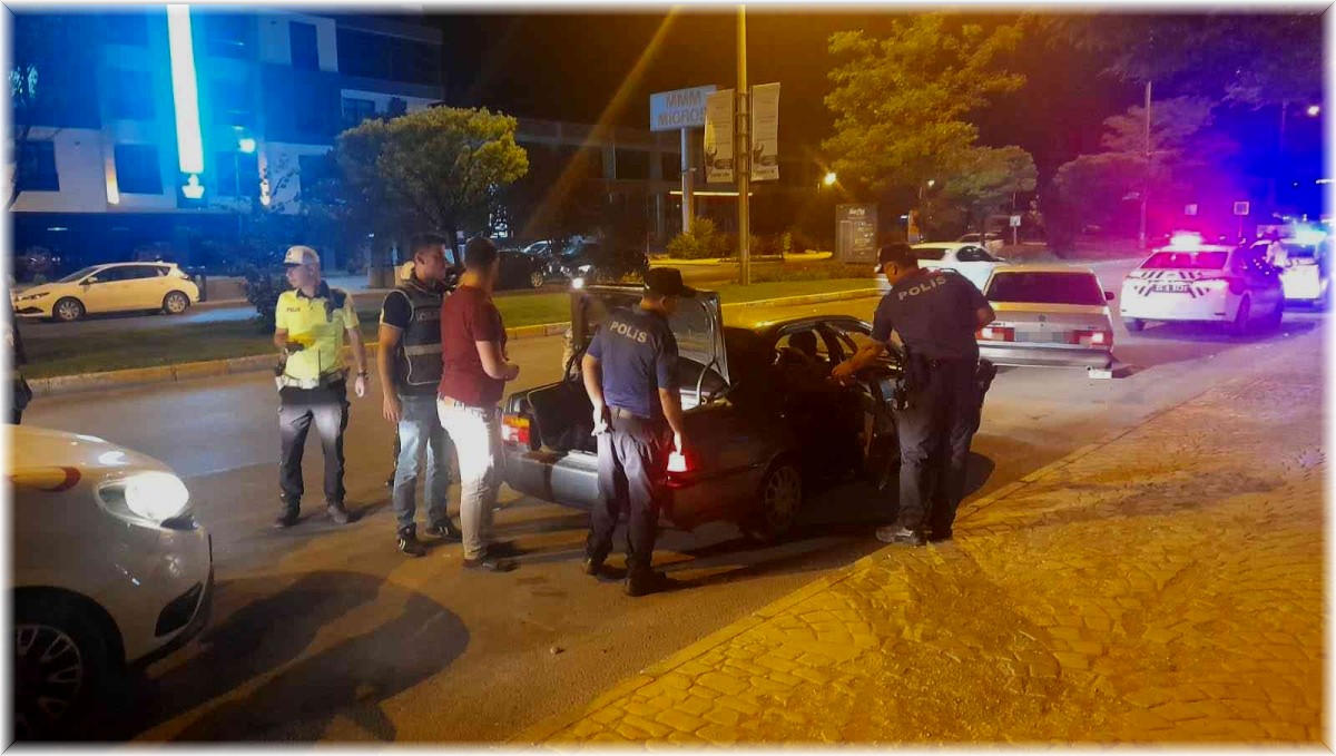 Erzincan polisi gece gündüz denetimde